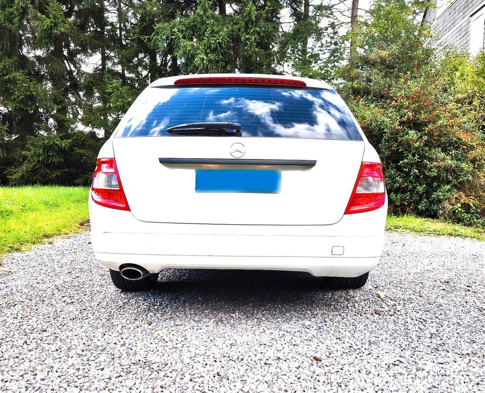 Mercedes Benz C 220 2010 — engine