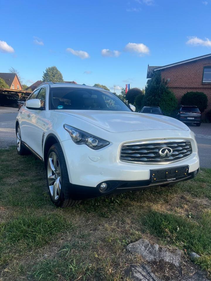 Infiniti FX 2011 — rear view