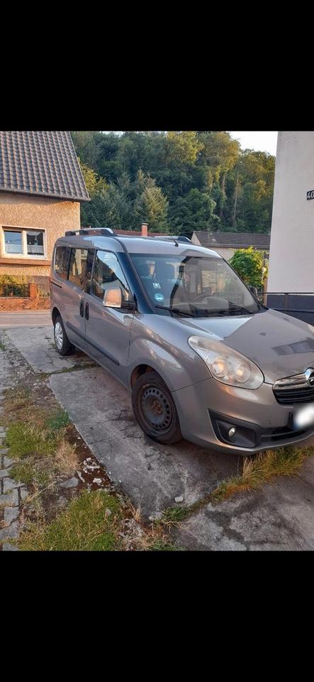 Opel Combo 2012 — engine