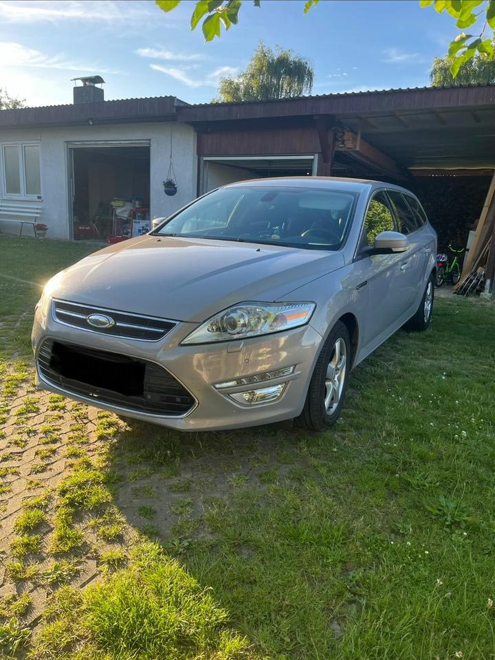 Ford Mondeo 2011 — rear view