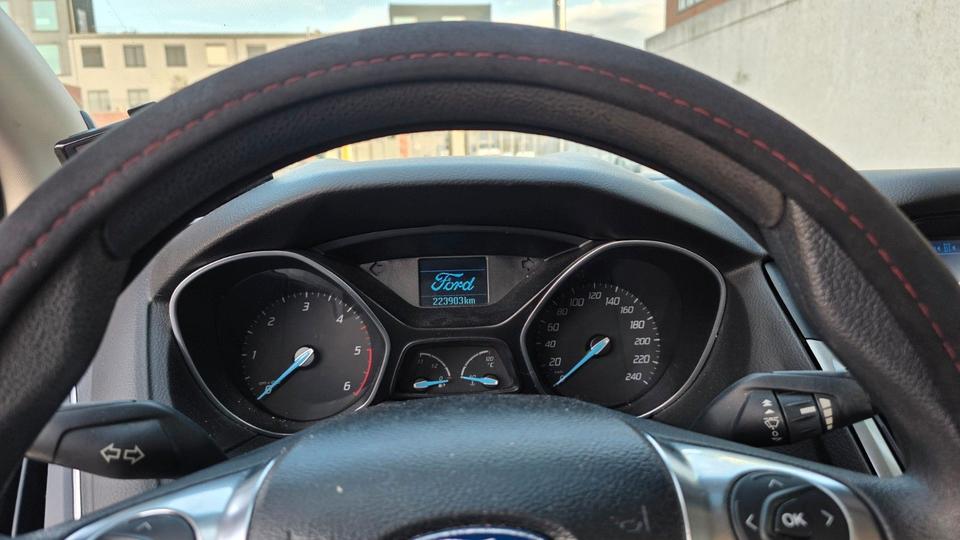 Ford Focus 2011 — photo 10