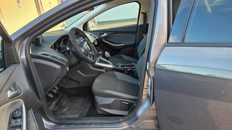 Ford Focus 2011 — photo 9