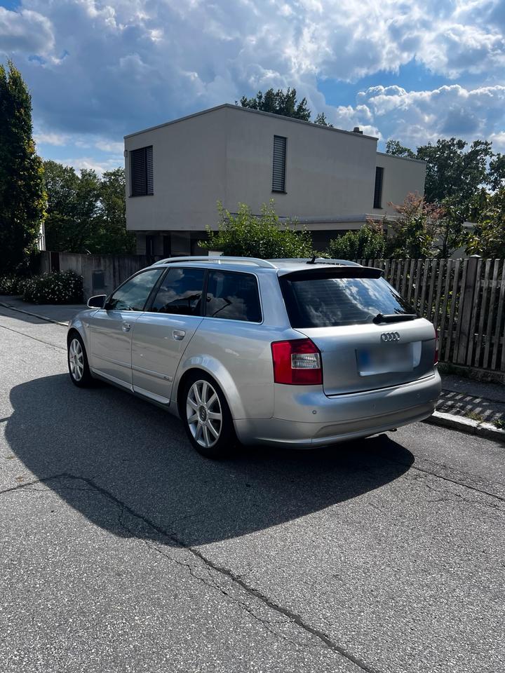 Audi A4 2004 — салон