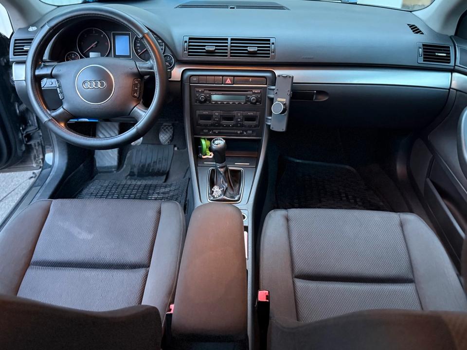 Audi A4 2004 — вигляд ззаду