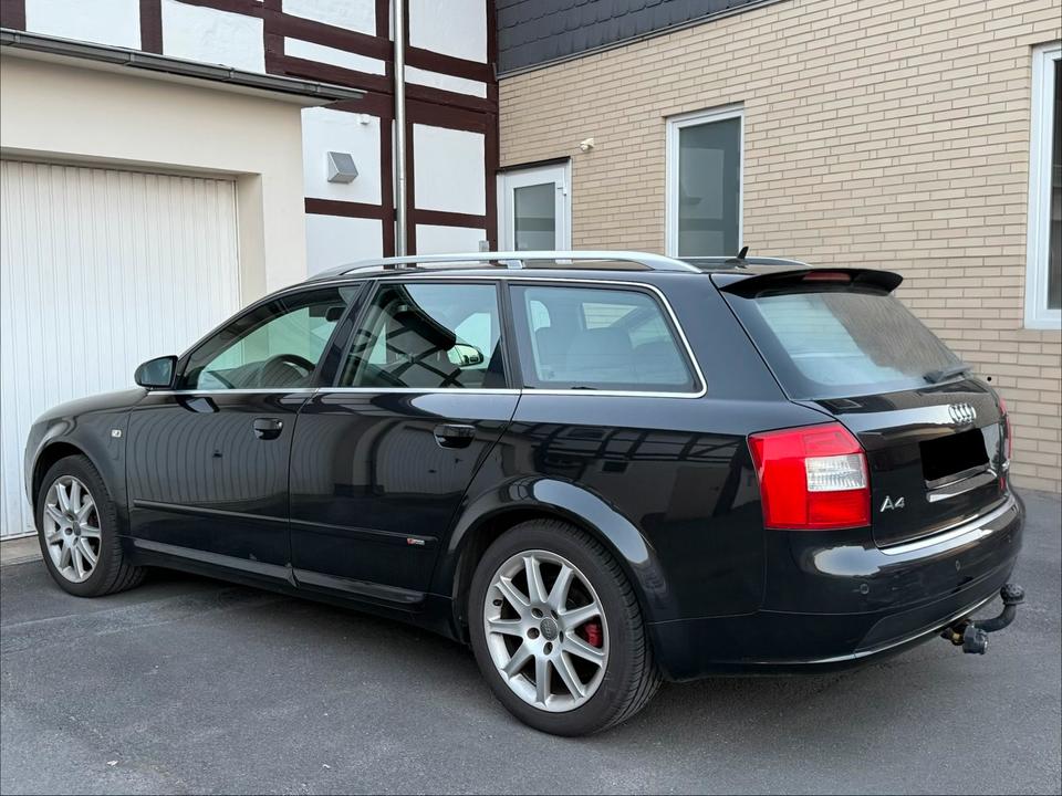 Audi A4 2004 — салон