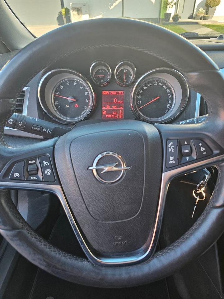 Opel Astra 2014 — photo 9