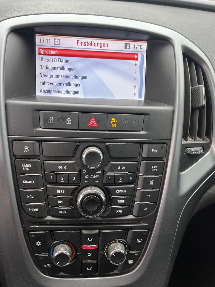 Opel Astra 2012 — photo 10