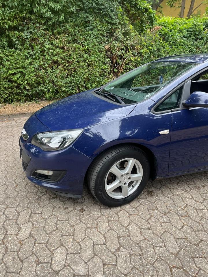 Opel Astra 2012 — rear view