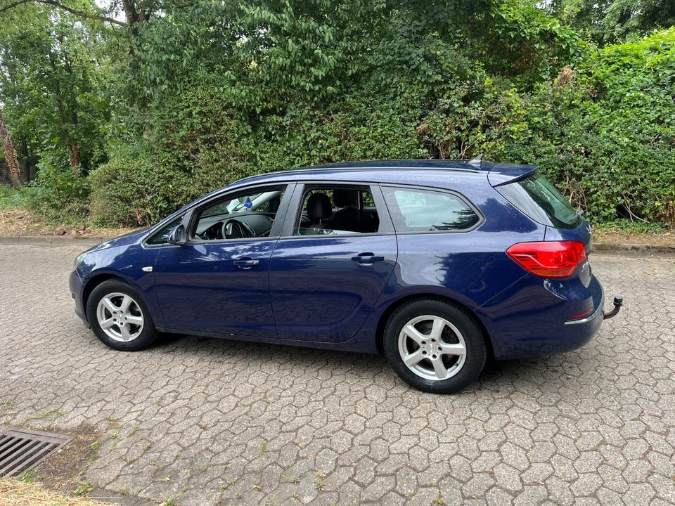 Opel Astra 2012 — interior