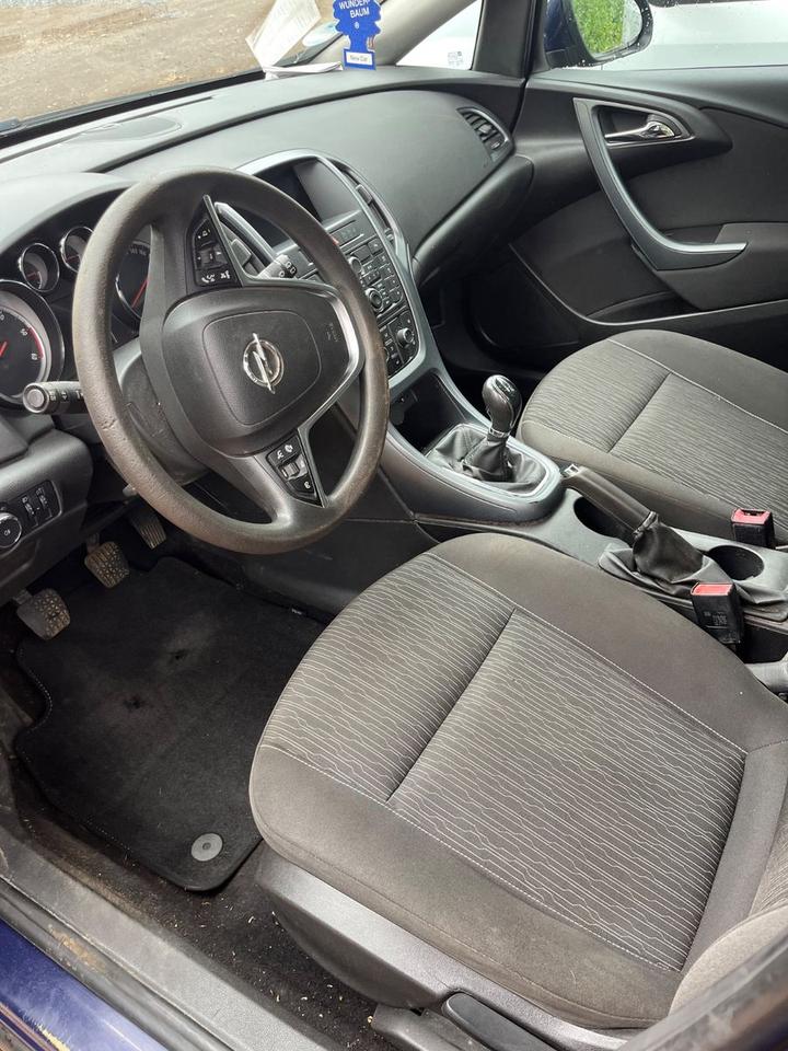 Opel Astra 2012 — photo 7