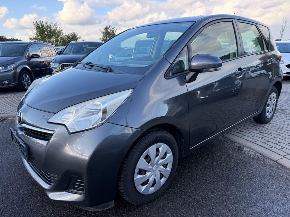 Toyota Verso 2013 — вигляд ззаду