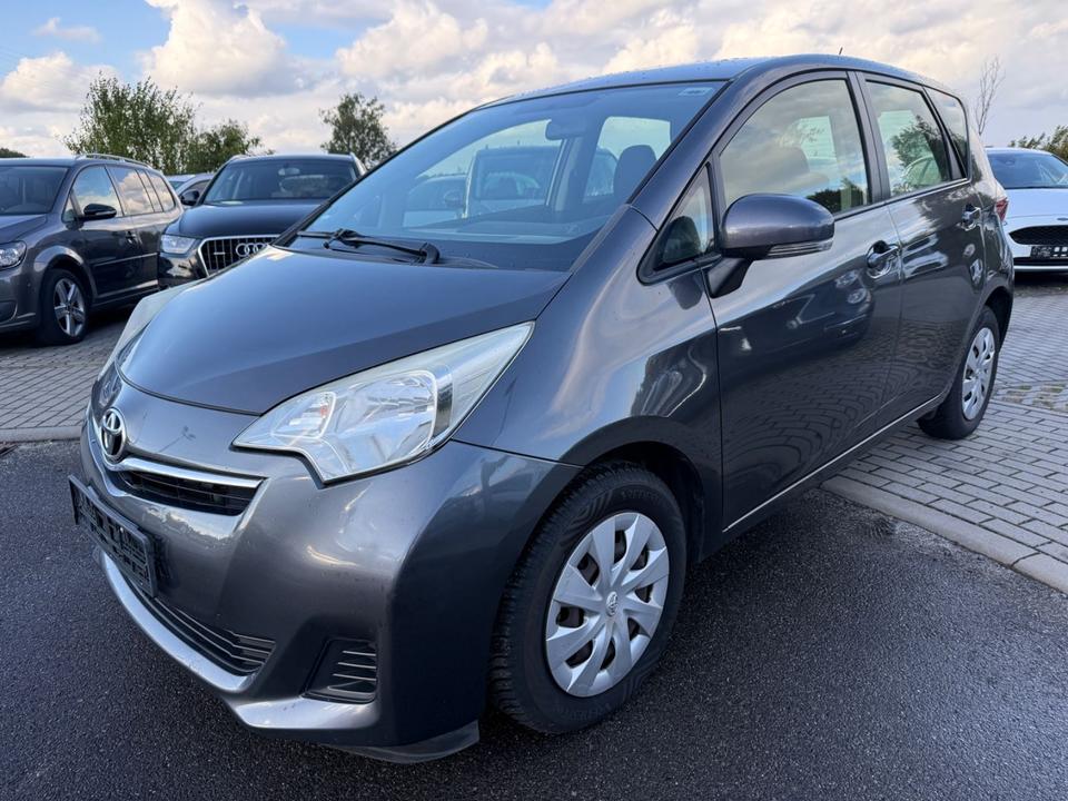 Toyota Verso 2013 — салон