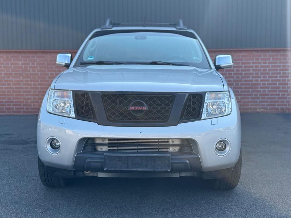 Nissan Navara 2011 — вигляд ззаду