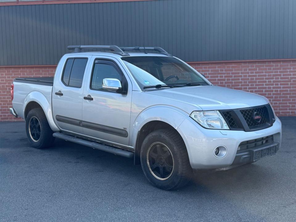 Nissan Navara 2011 — салон