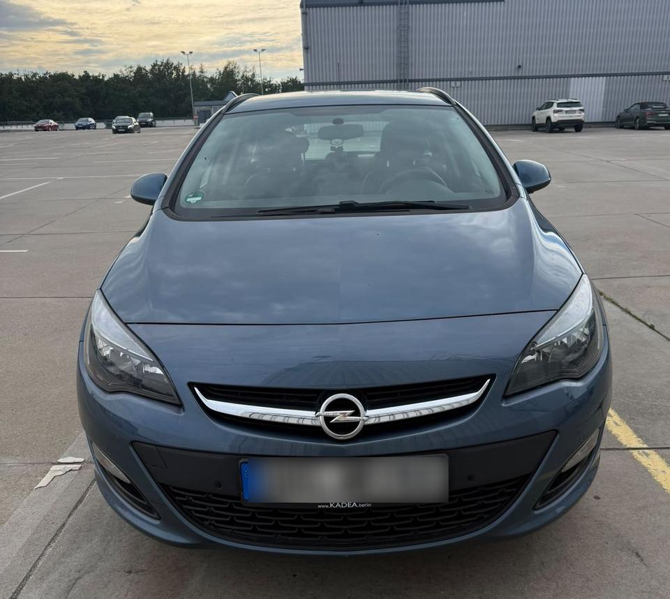 Opel Astra 2014 — вигляд ззаду
