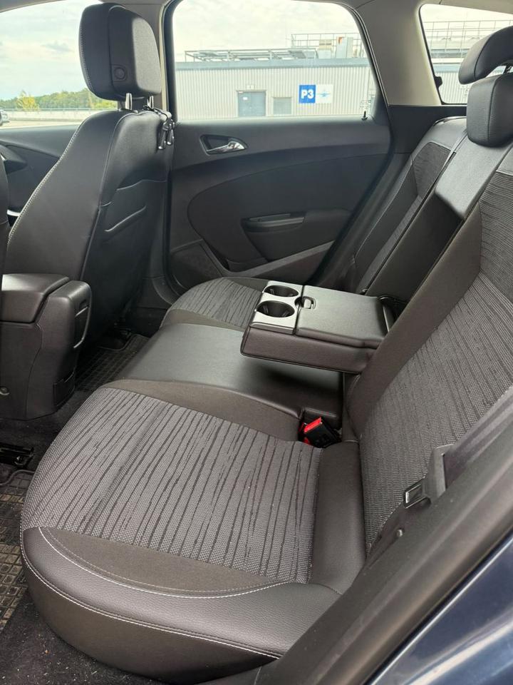 Opel Astra 2014 — салон