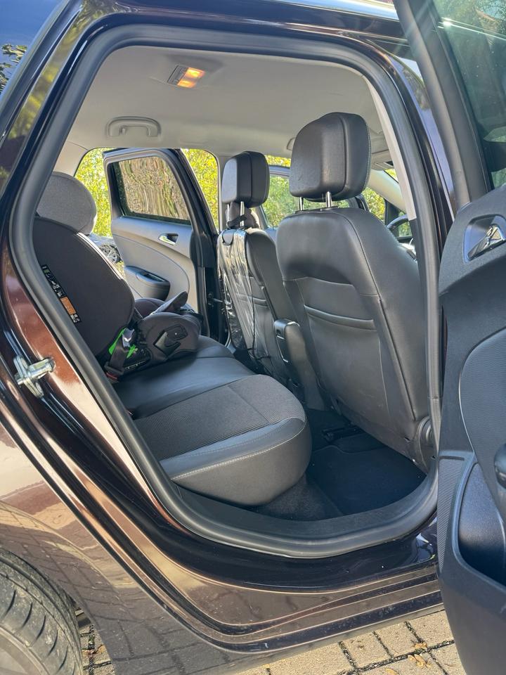 Opel Astra 2015 — фото 10