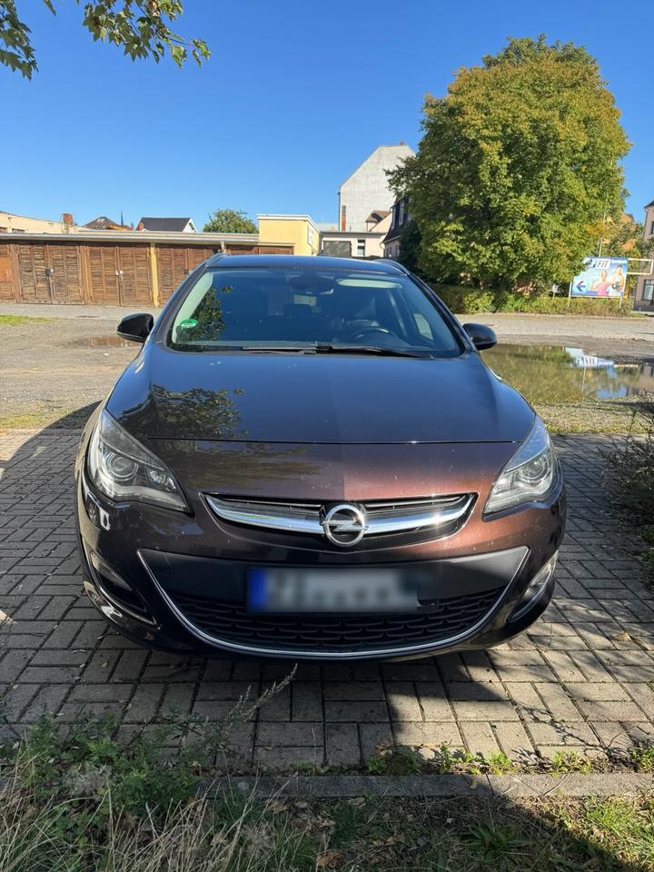 Opel Astra 2015 — вигляд ззаду