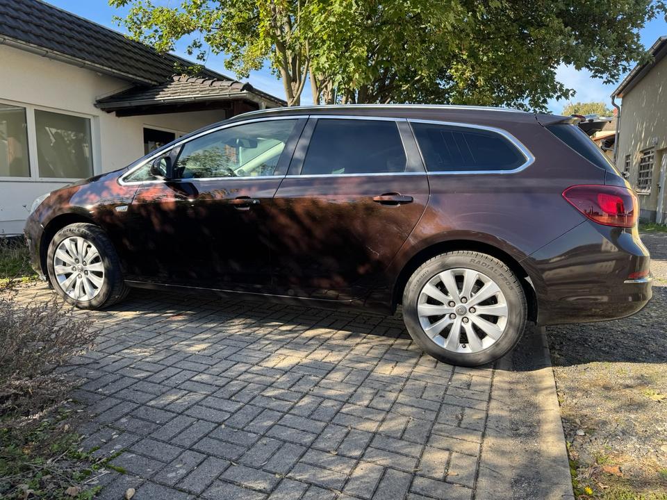 Opel Astra 2015 — салон