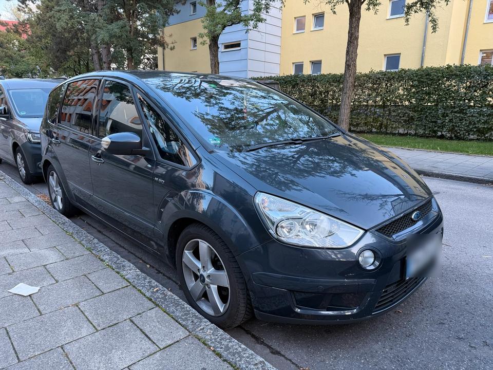 Ford S-Max 2009 — rear view