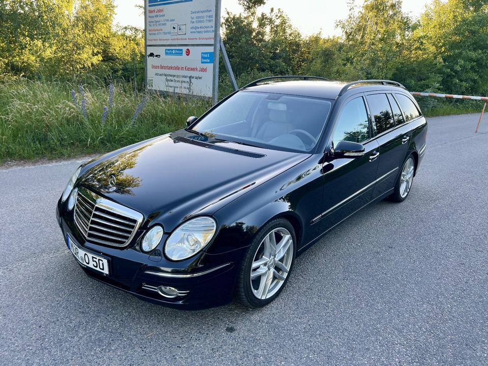 Mercedes Benz E 320 2006 — rear view