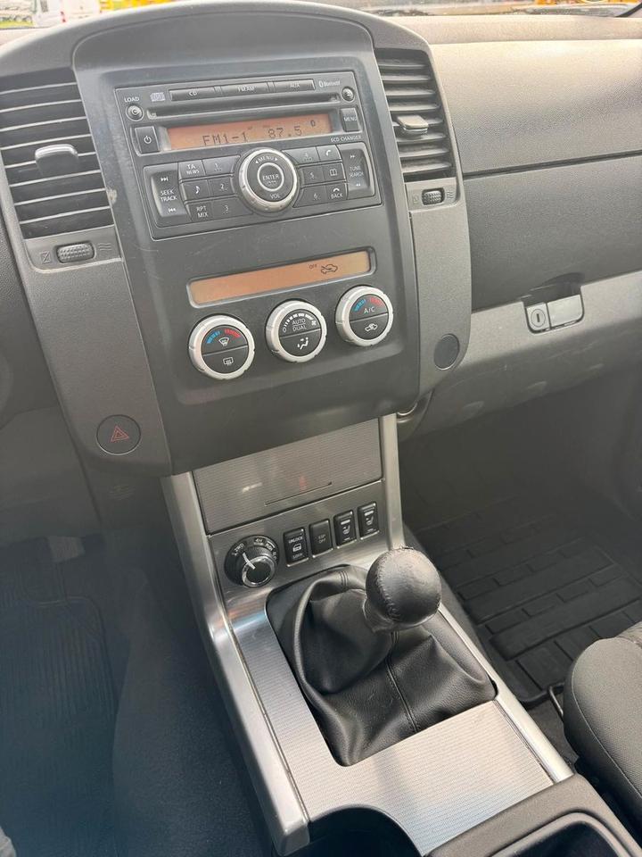 Nissan Navara 2011 — photo 10