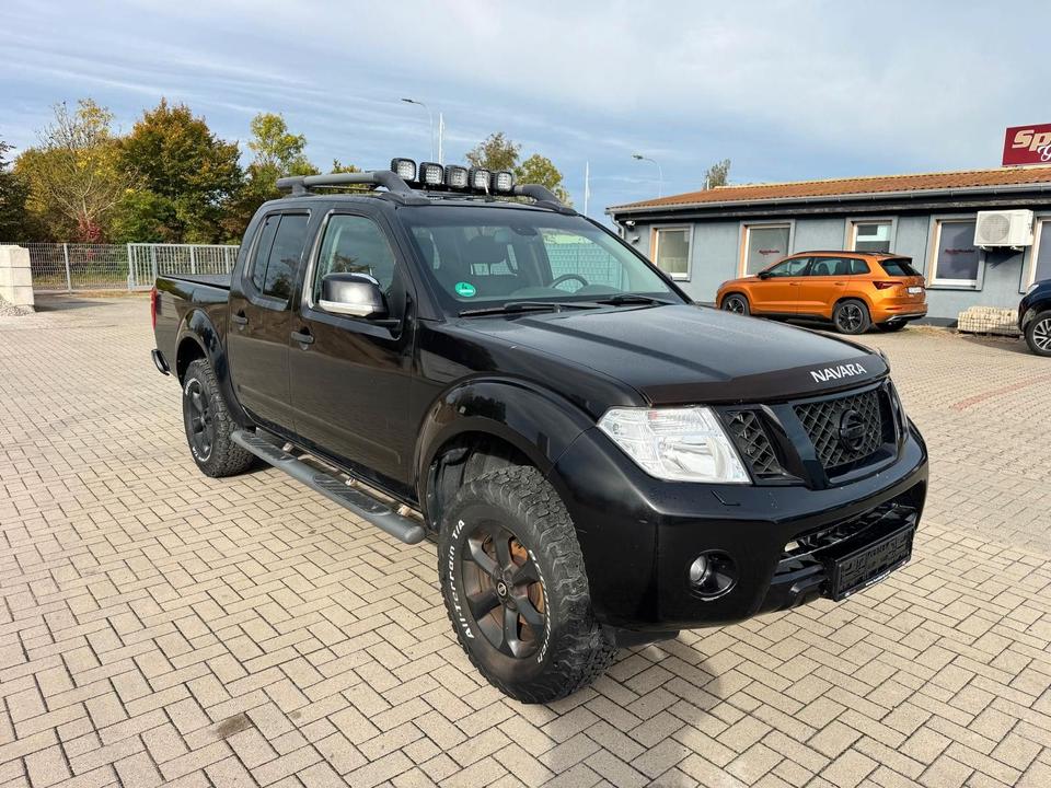 Nissan Navara 2011 — rear view