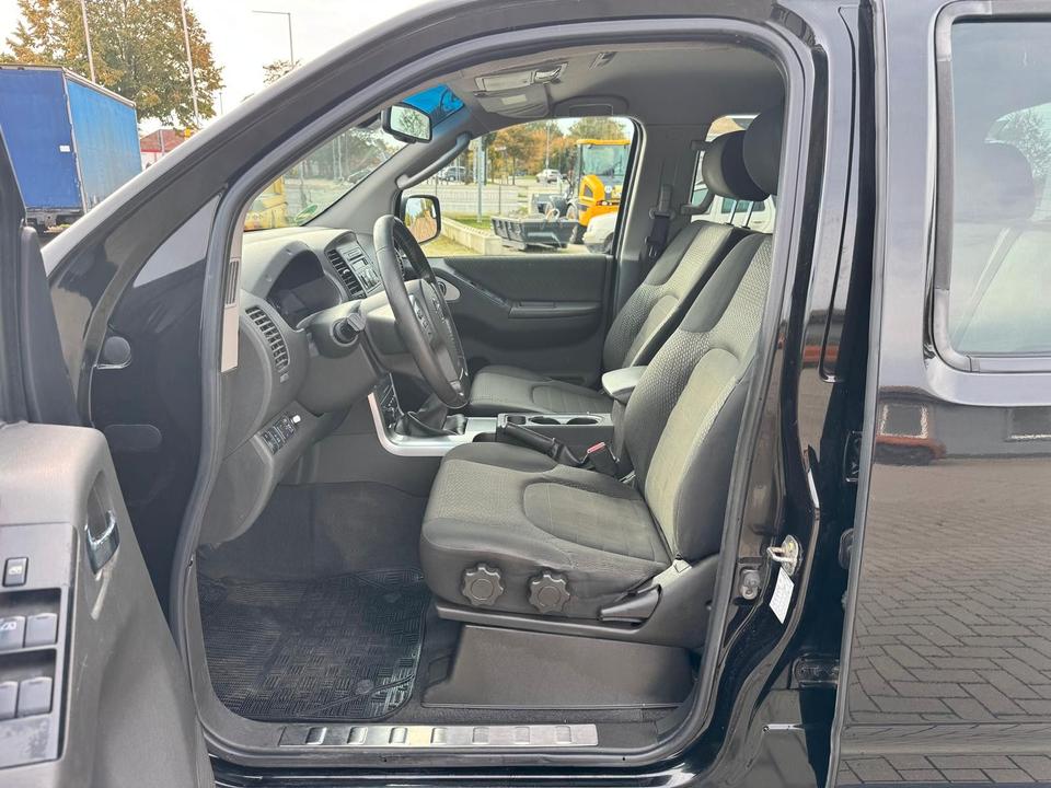 Nissan Navara 2011 — photo 9