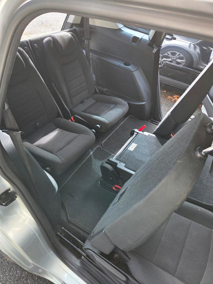 Ford S-Max 2010 — photo 11
