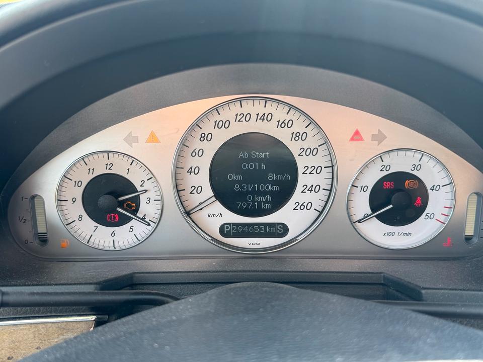 Mercedes Benz E 320 2008 — салон
