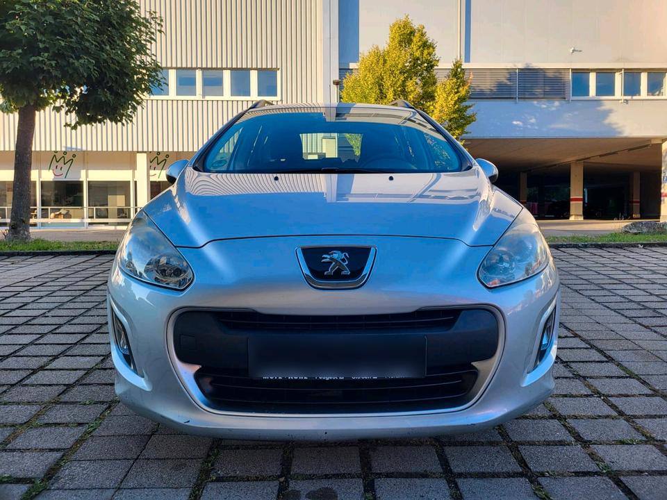 Peugeot 308 2013 — вигляд ззаду