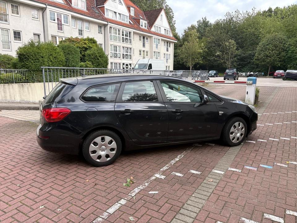 Opel Astra 2012 — rear view