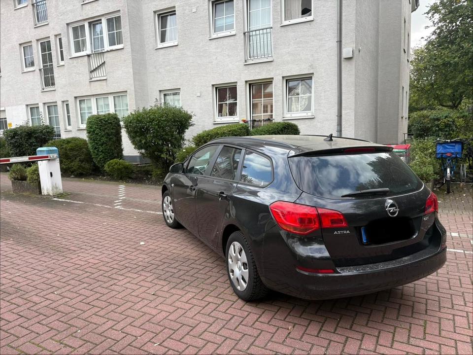 Opel Astra 2012 — interior