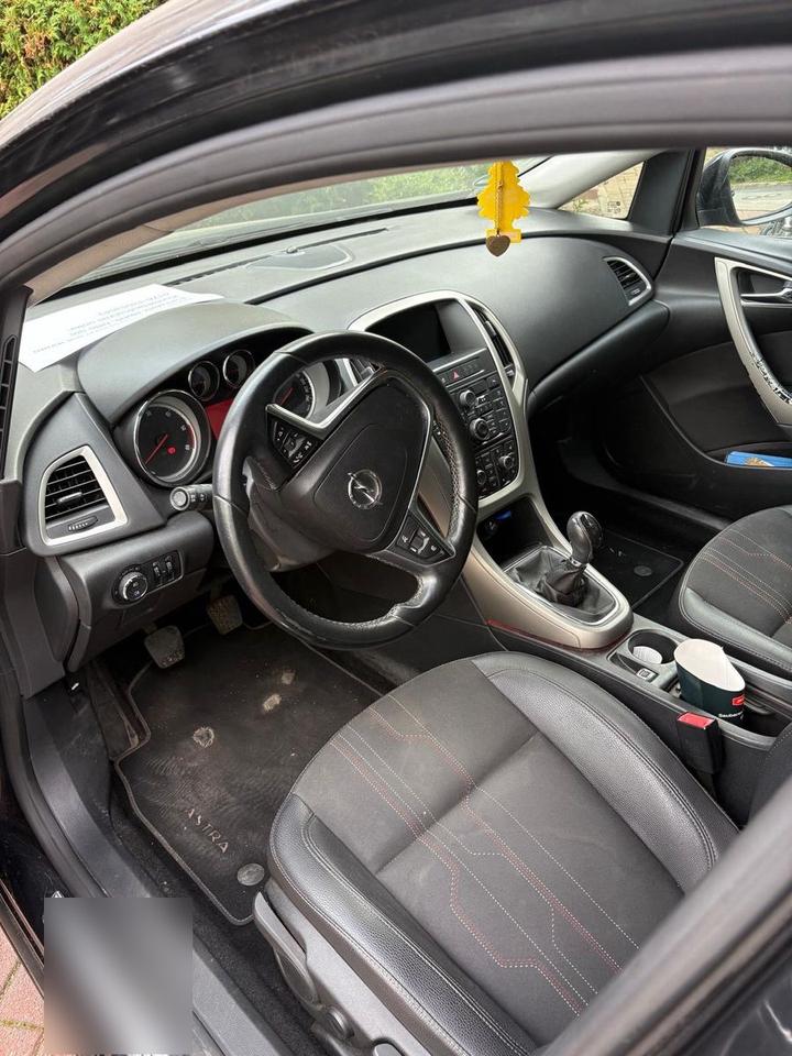 Opel Astra 2012 — photo 5
