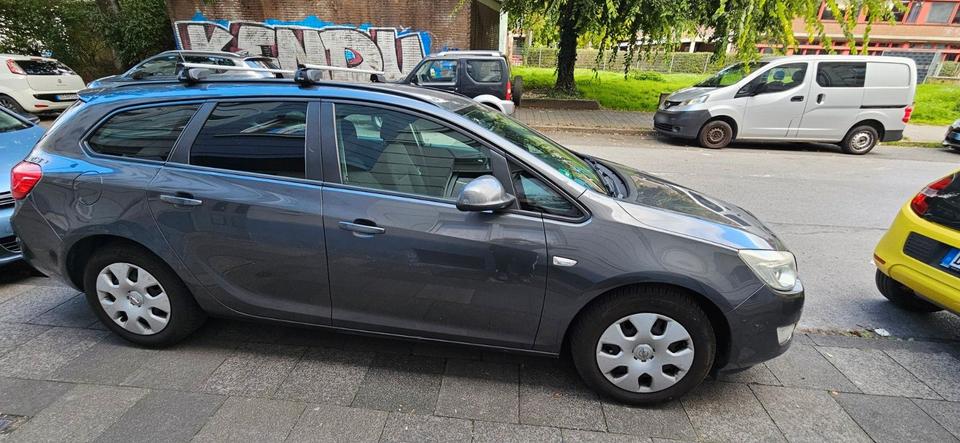 Opel Astra 2012 — rear view