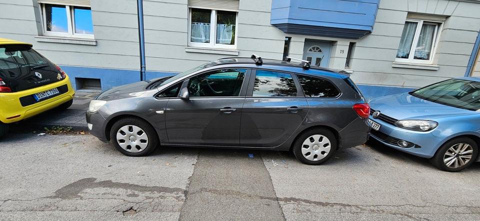 Opel Astra 2012 — interior