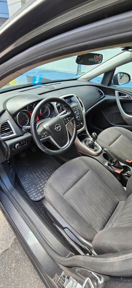Opel Astra 2012 — photo 6