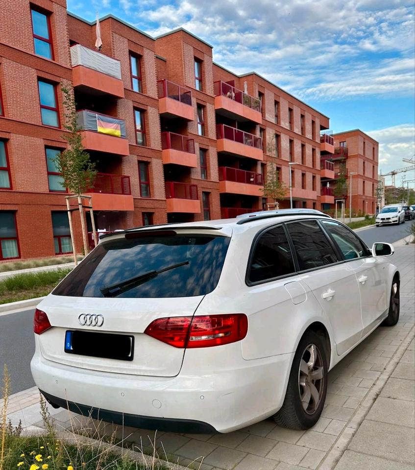 Audi A4 2009 — салон