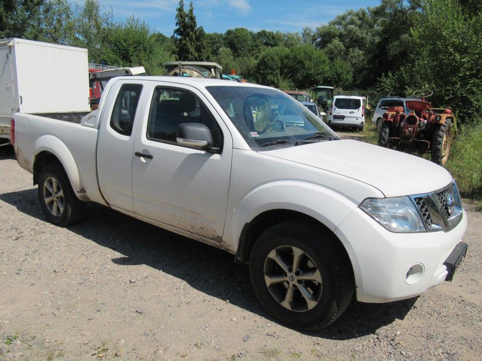Nissan Navara 2015 — салон