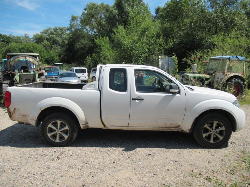 Nissan Navara 2015 — двигун