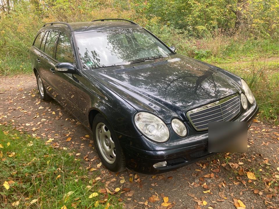 Mercedes Benz E 220 2004 — rear view