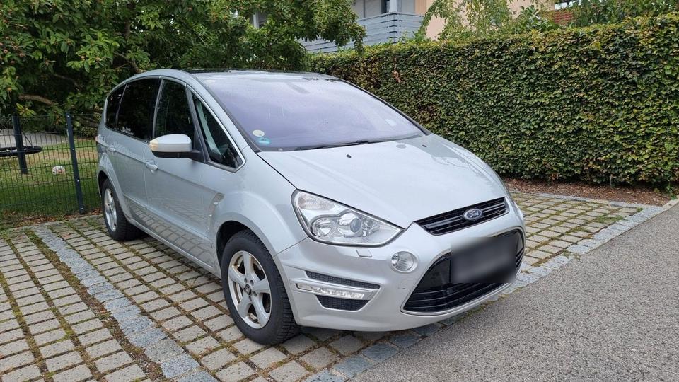 Ford S-Max 2011 — rear view