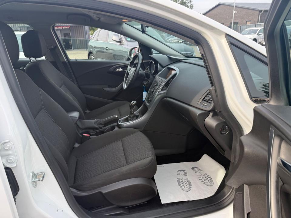 Opel Astra 2015 — photo 14