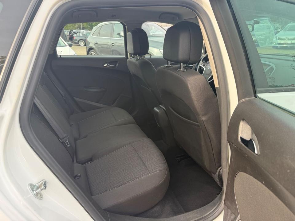 Opel Astra 2015 — photo 15