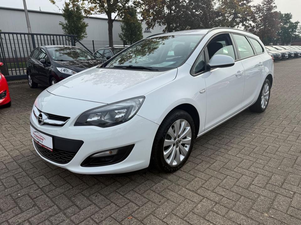 Opel Astra 2015 — rear view