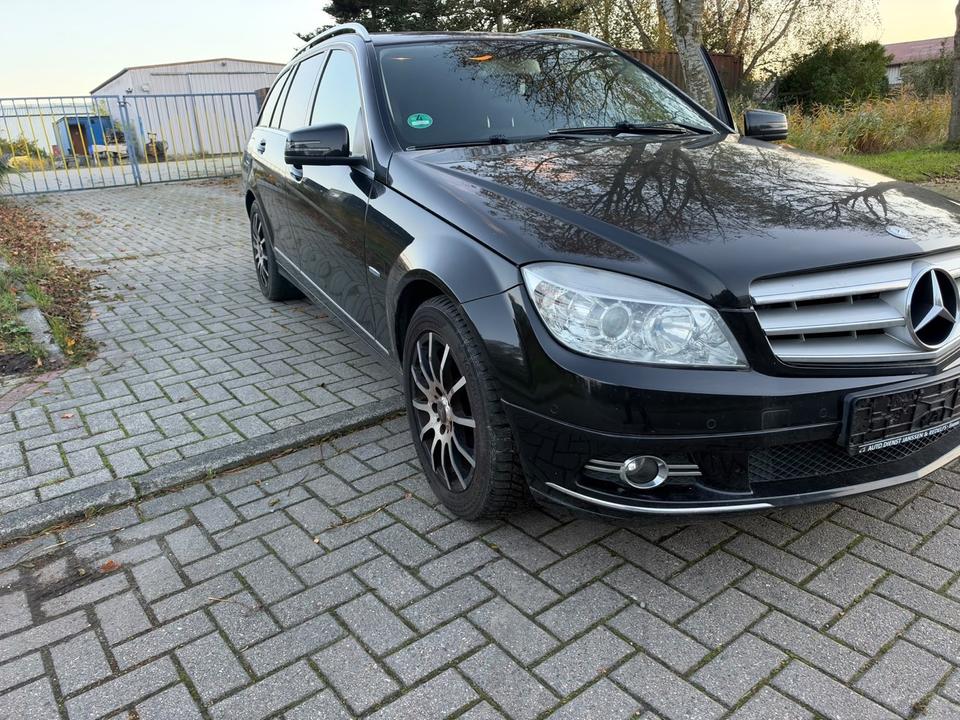 Mercedes Benz C 220 2010 — rear view