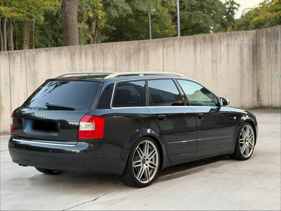 Audi A4 2004 — салон