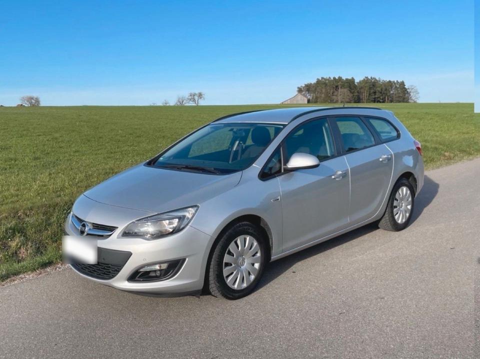 Opel Astra 2014 — rear view