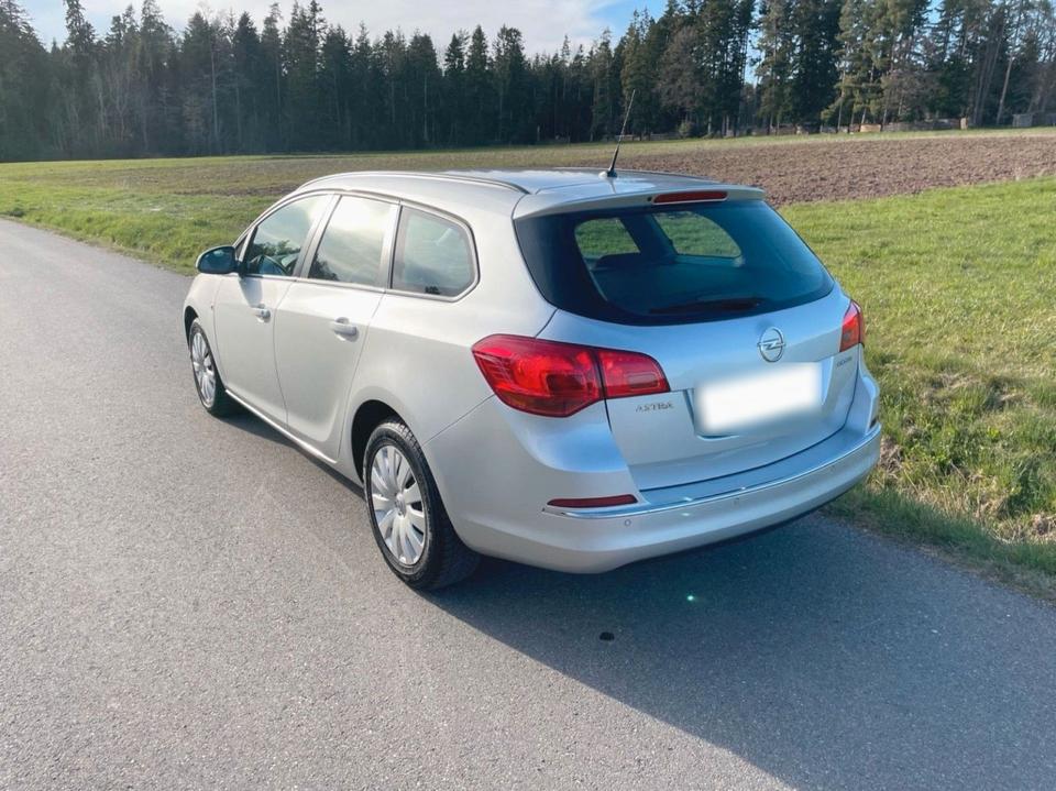 Opel Astra 2014 — interior