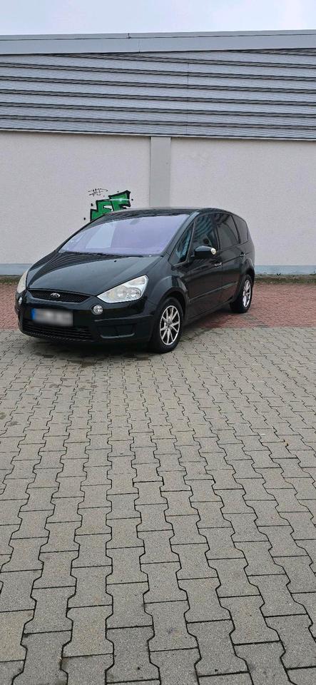 Ford S-Max 2009 — rear view